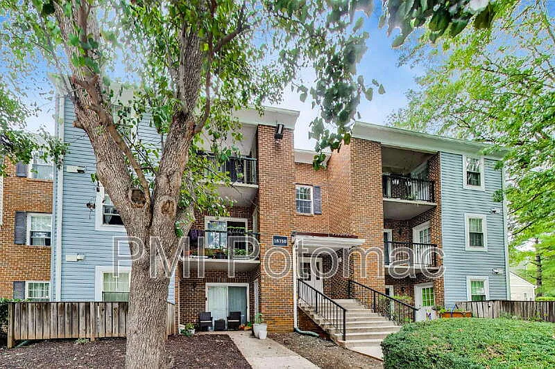 2 bed, 2.0 bath, 1076 sqft, $1,950 — Photo 2