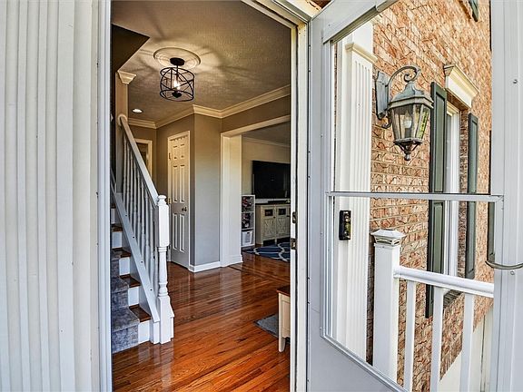 4th image of 111 Creekside Ct