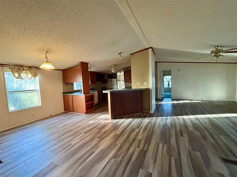 111 Lakeside Woods Dr — Photo 4