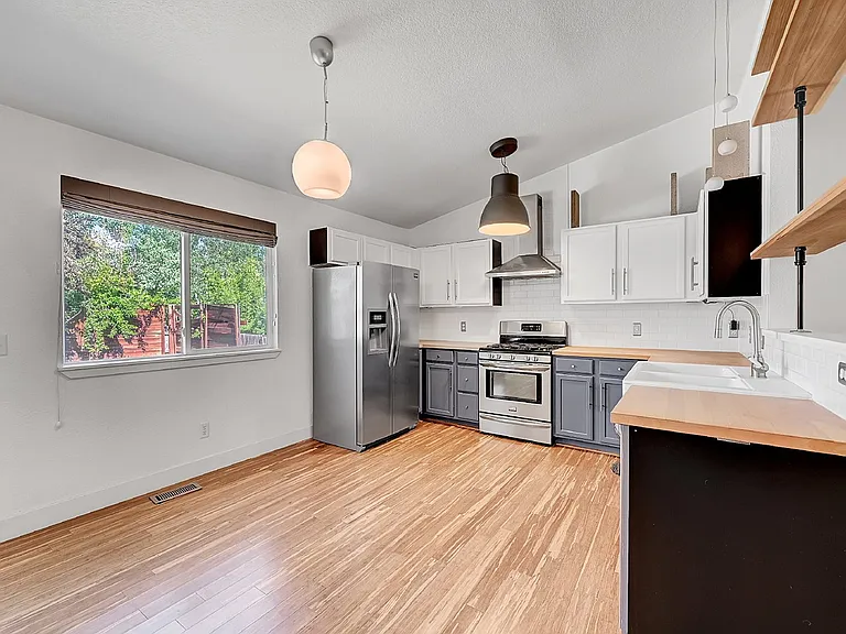 1560 Bain Dr — Photo 8