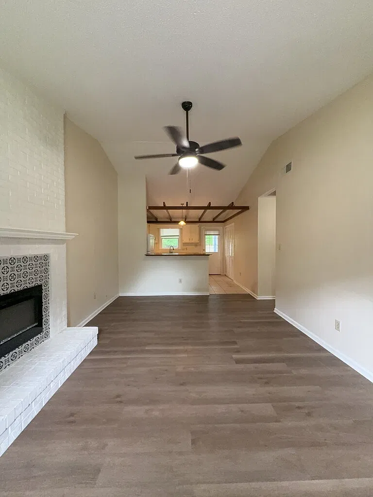 2 bed, 2.0 bath, 882 sqft, $1,150 — Photo 2