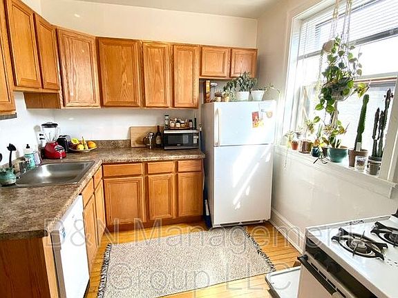 2nd image of 1731 W Ainslie St #1