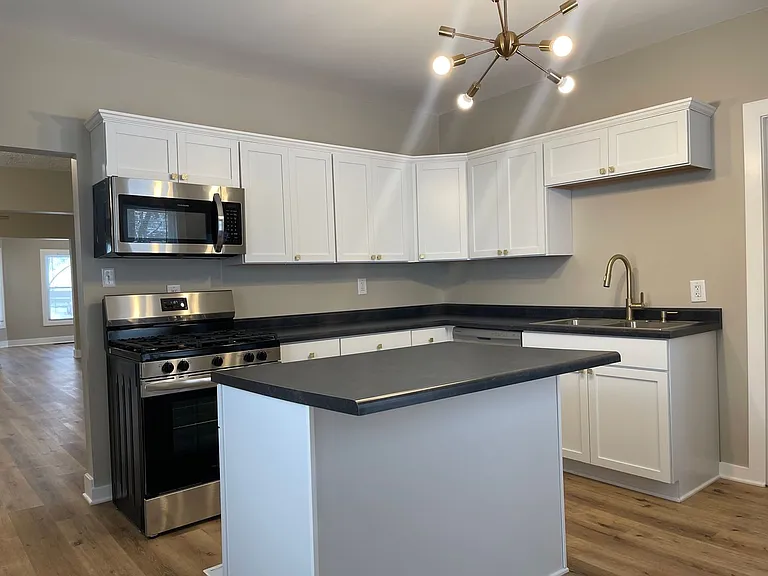 852 Lafayette Ave NE — Photo 8