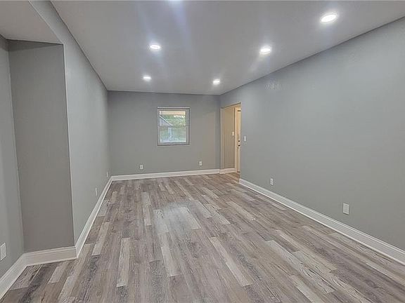 3rd image of 6721 S Benton Ave