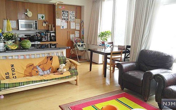 4th image of 600 12th St APT 709