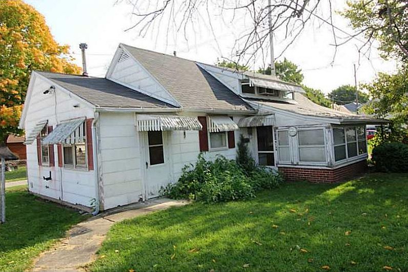 1st image of 215 E 4th St