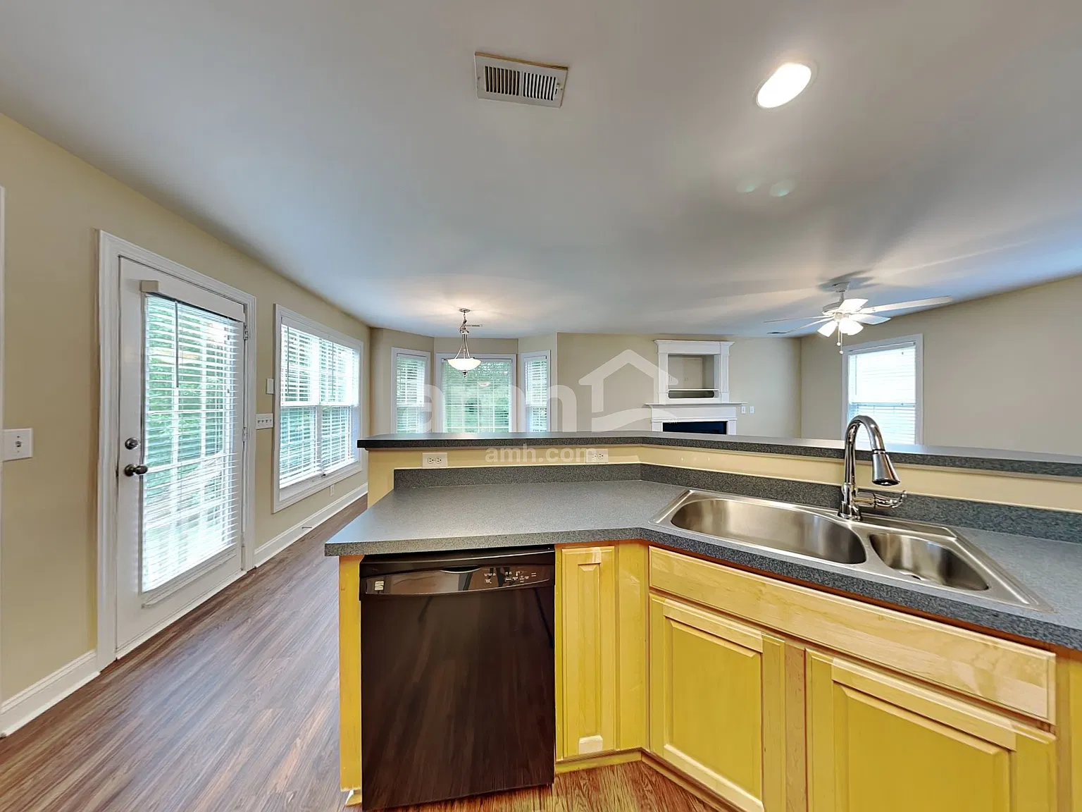 3 bed, 2.5 bath, 1695 sqft, $2,145 — Photo 3