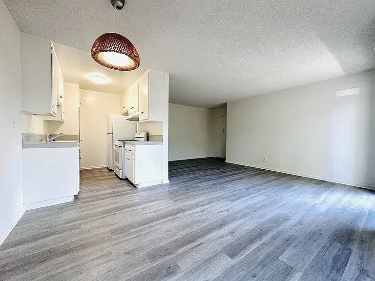 Lido Apartments - 10535 Rose Ave — Photo 21
