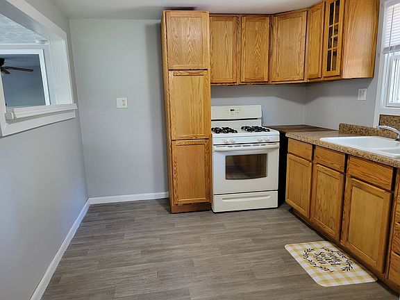 4th image of 135 N Levasseur Ave