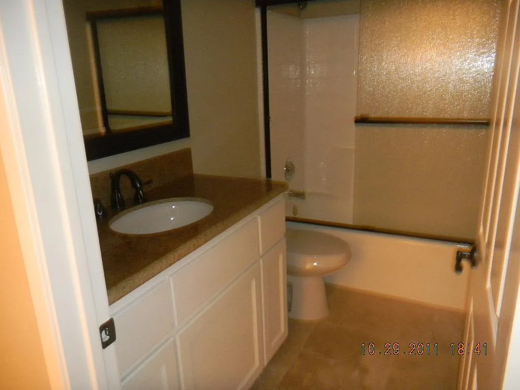4 bed, 2.5 bath, 1700 sqft, $3,990 — Photo 4