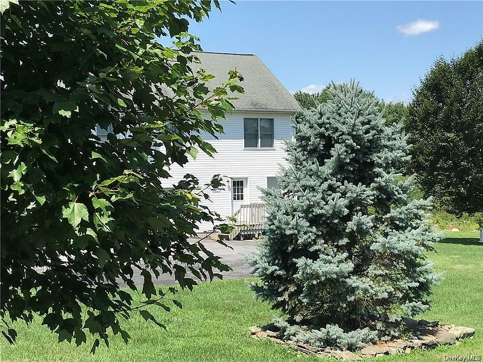 1st image of 5 Breezeway Ln