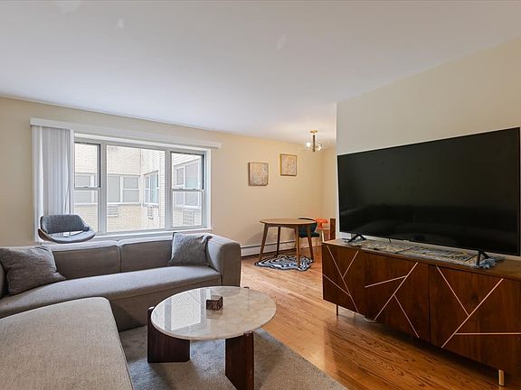 5th image of 420 W Aldine Ave APT 405