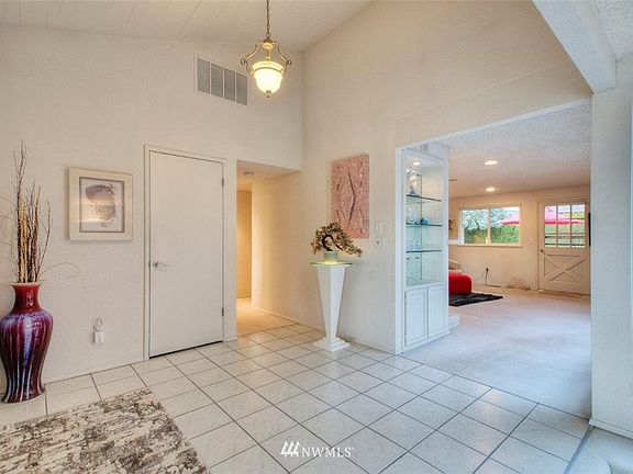 Spacious tile entry with vaulted ceiling. (Coat closet on the left)