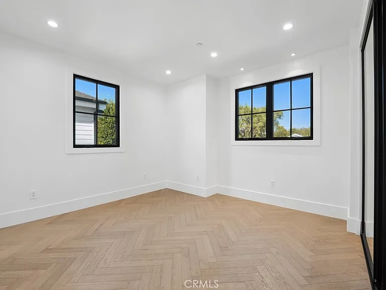 4539 Longridge Ave — Photo 22