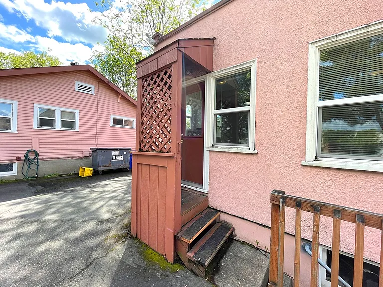 Vintage 1 Bedroom with Hardwood Floors, Close-In Location — Photo 14