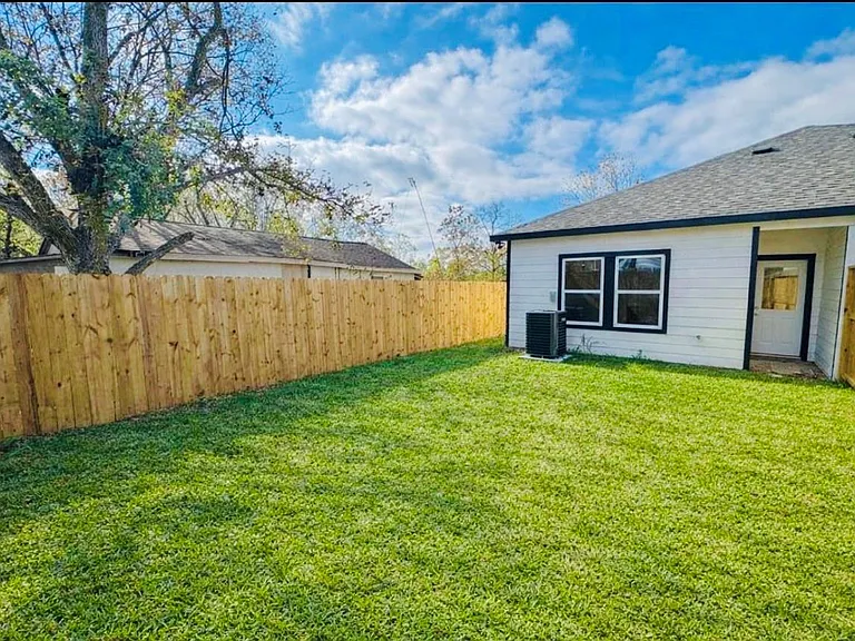 6010 Bobby Burns St #B — Photo 17