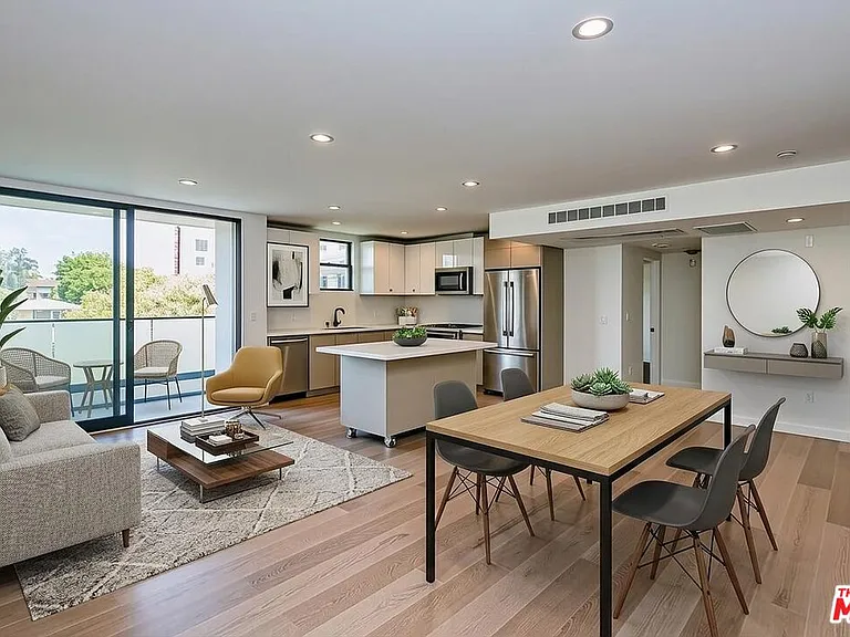 328 N Maple Dr #303 — Photo 2