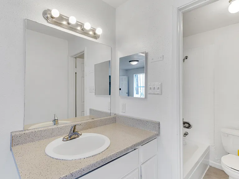 Villa Nueva Apartments — Photo 73