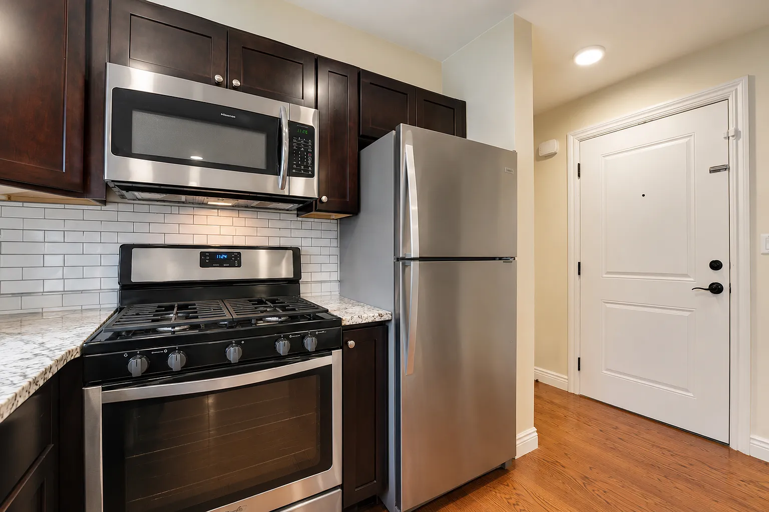 2 bed, 1000 sqft, $2,700 — Photo 3