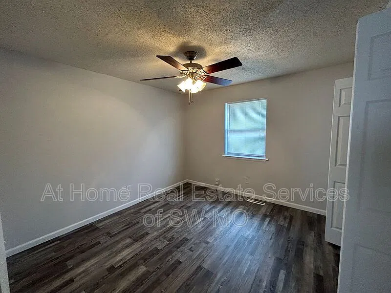 2 bed, 1.5 bath, $980 — Photo 4