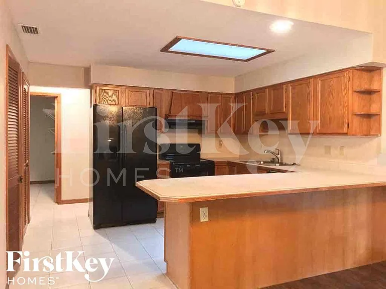 742 Eunice St — Photo 5