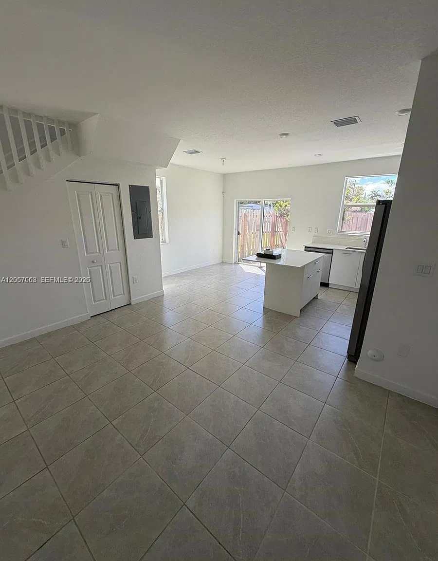 3 bed, 3.0 bath, $3,000 — Photo 3