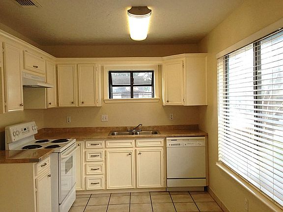 natural light fills the kitchen!