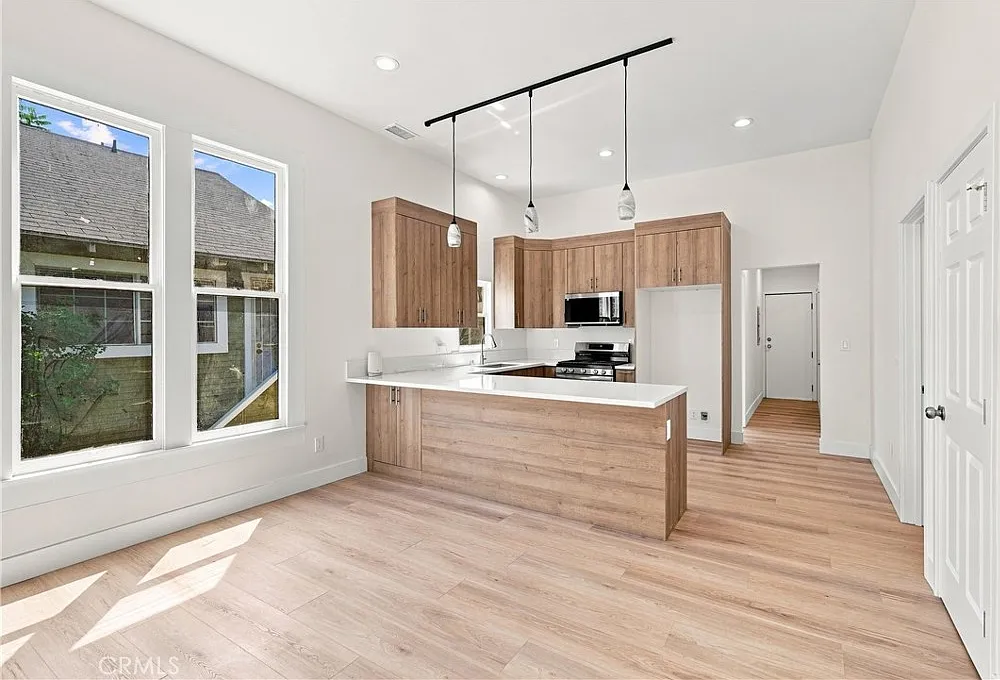 2 bed, 1430 sqft, $3,199 — Photo 3