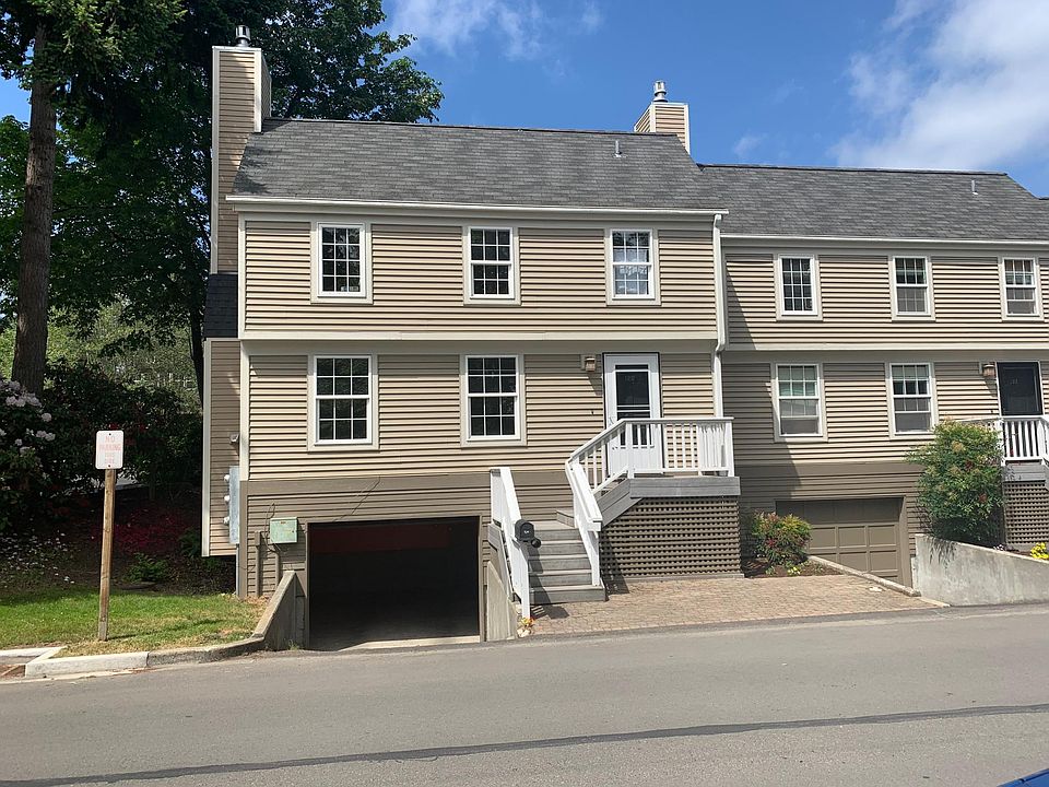 2nd image of 120 Madrona Way NE #120