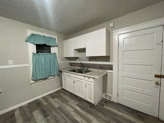 3rd image of 144 Peter St #2
