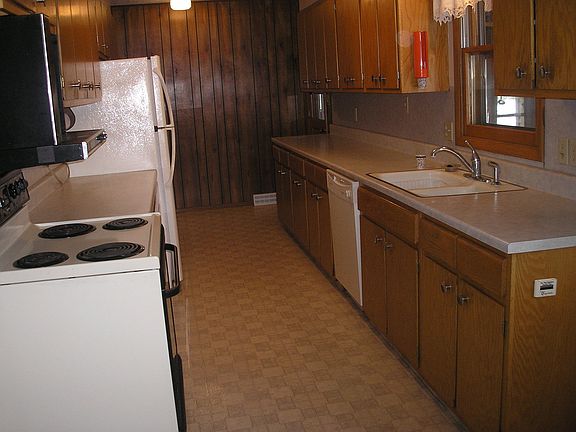 3rd image of 230 W Boyd Ave
