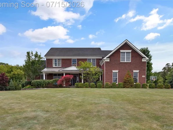 2433 Woodridge Ct, Milford, MI 48380