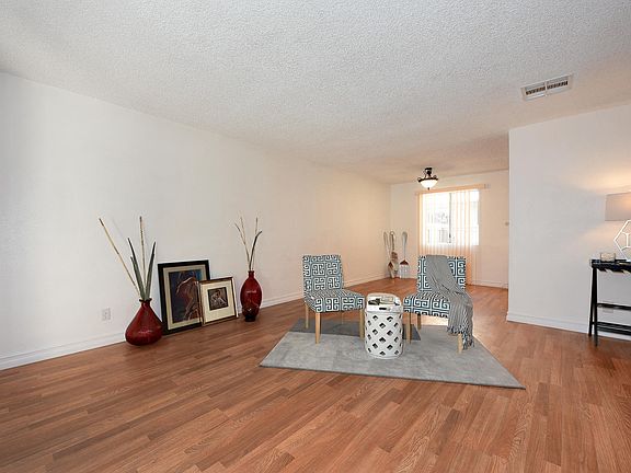 4th image of 20158 Cohasset St Unit 14