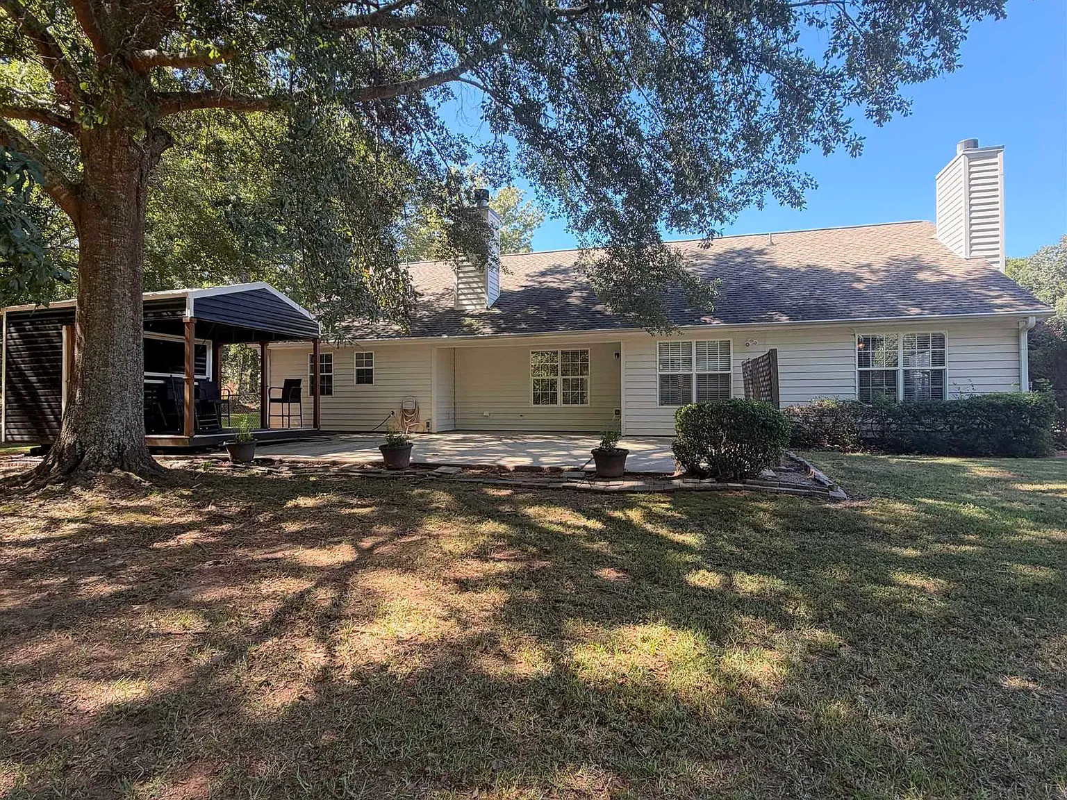 3 bed, 2.0 bath, 2296 sqft, $2,950 — Photo 2