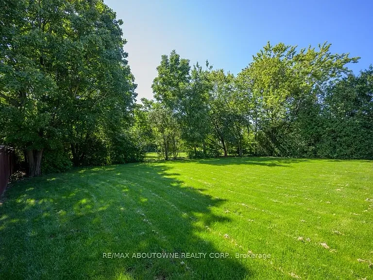2444 Woburn Cres — Photo 20