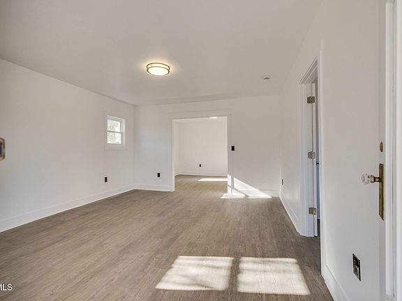 5th image of 520 Sycamore Gardens St