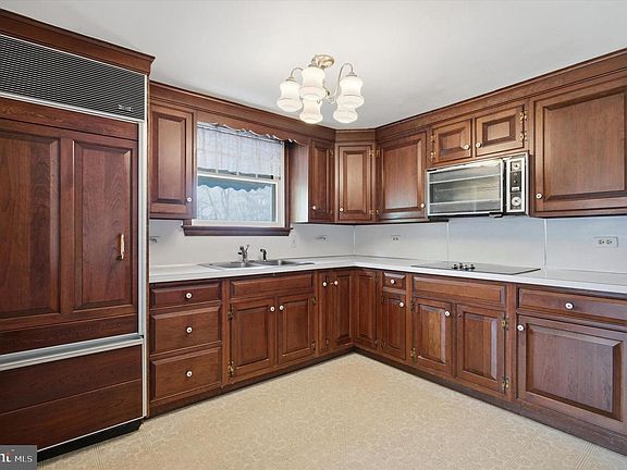3rd image of 547 Dorothy Ln