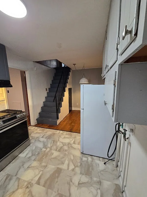 3 bed, 1.5 bath, 828 sqft, $900 — Photo 3