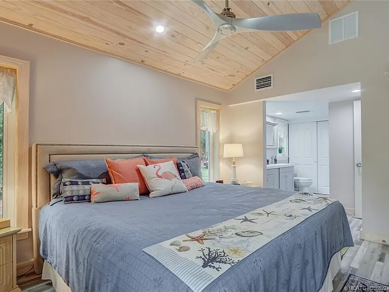 64 NE Acacia Trl — Photo 14