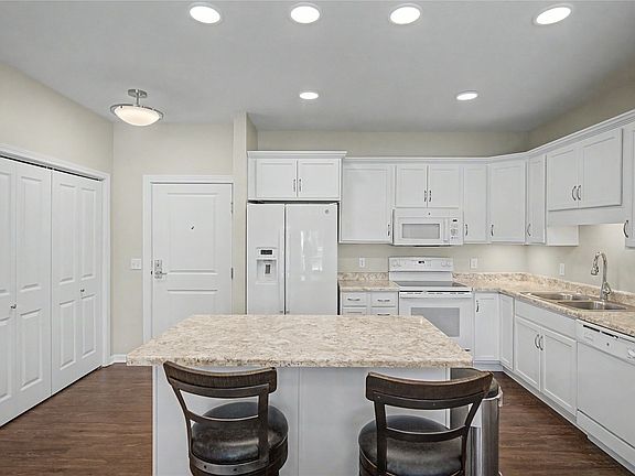 3rd image of 1427 34th Ave SW #213