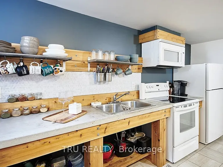 1342 Hanbury St #B — Photo 8