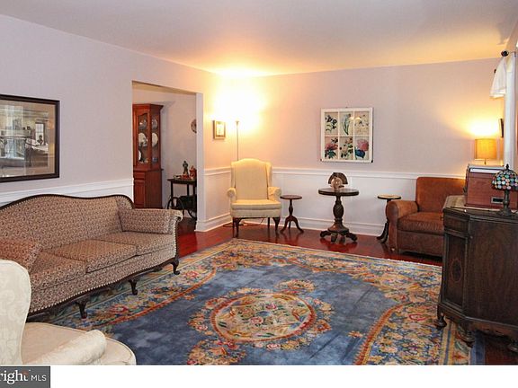 4th image of 31 Jonathan Dr