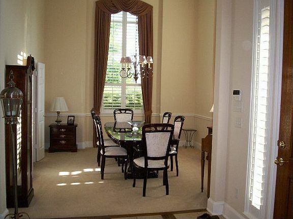 Dining Room - soaring ceilings!