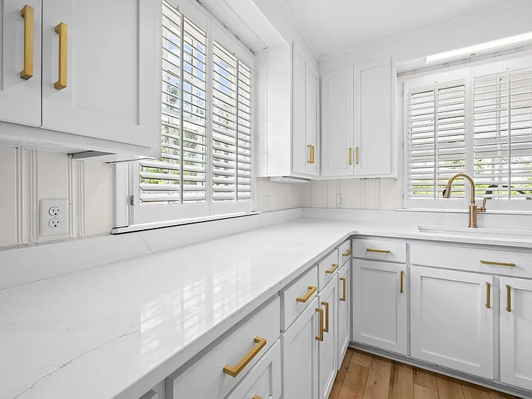 2421 Westwood Dr — Photo 6