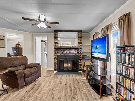 4th image of 395 Embassy Dr