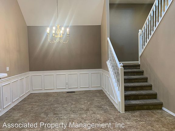 4th image of 1036 NE Parksedge Cir