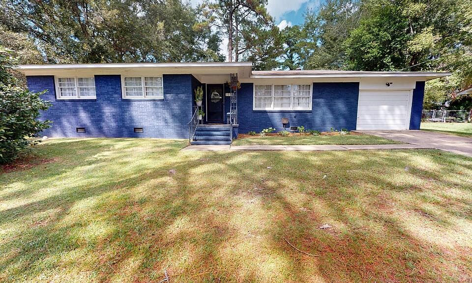 1st image of 1910 Sullivan Dr
