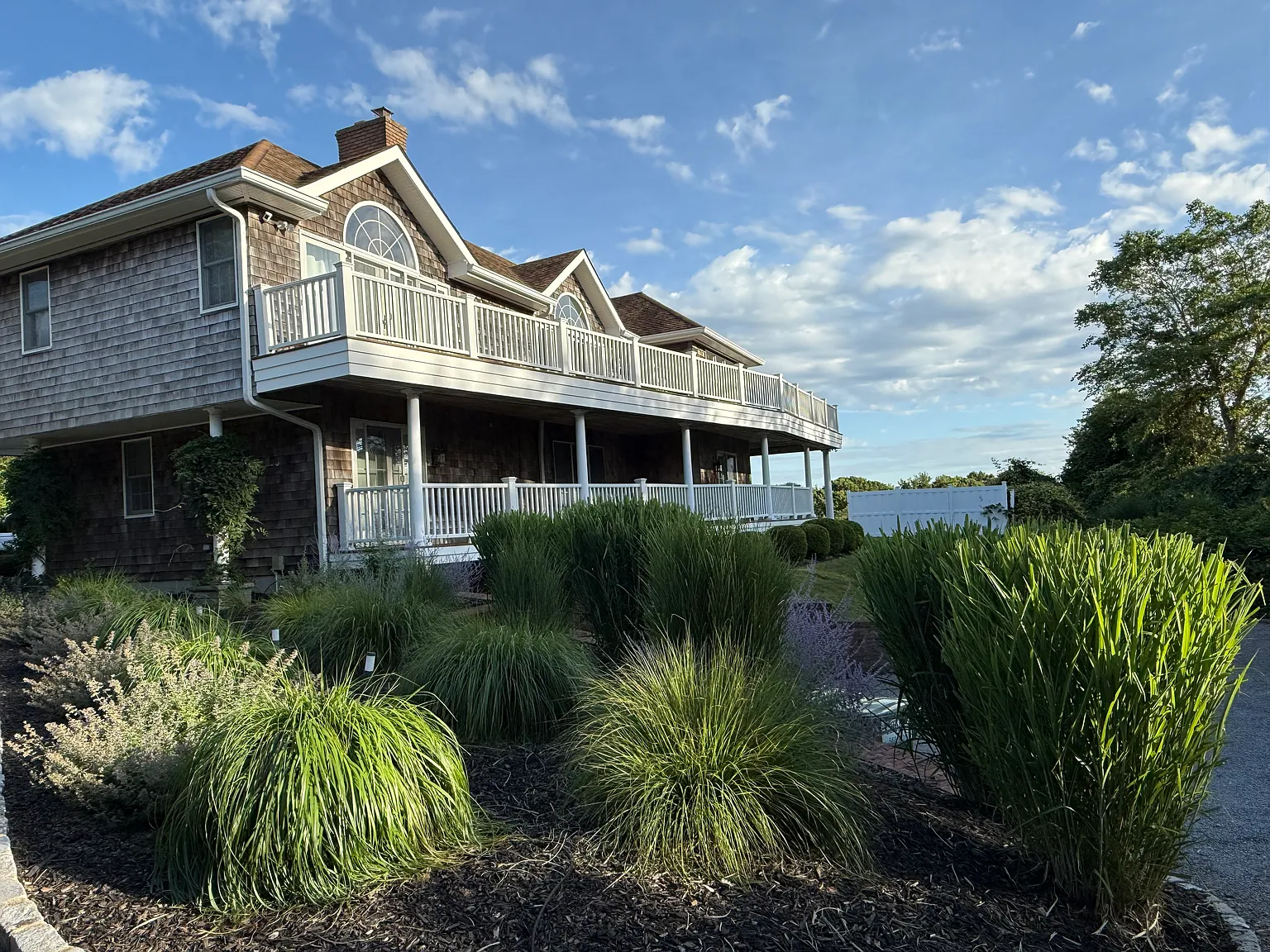 MTK House with Water View and Pool — Photo 1