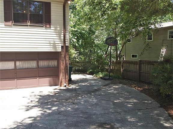2nd image of 304 Summer Ct