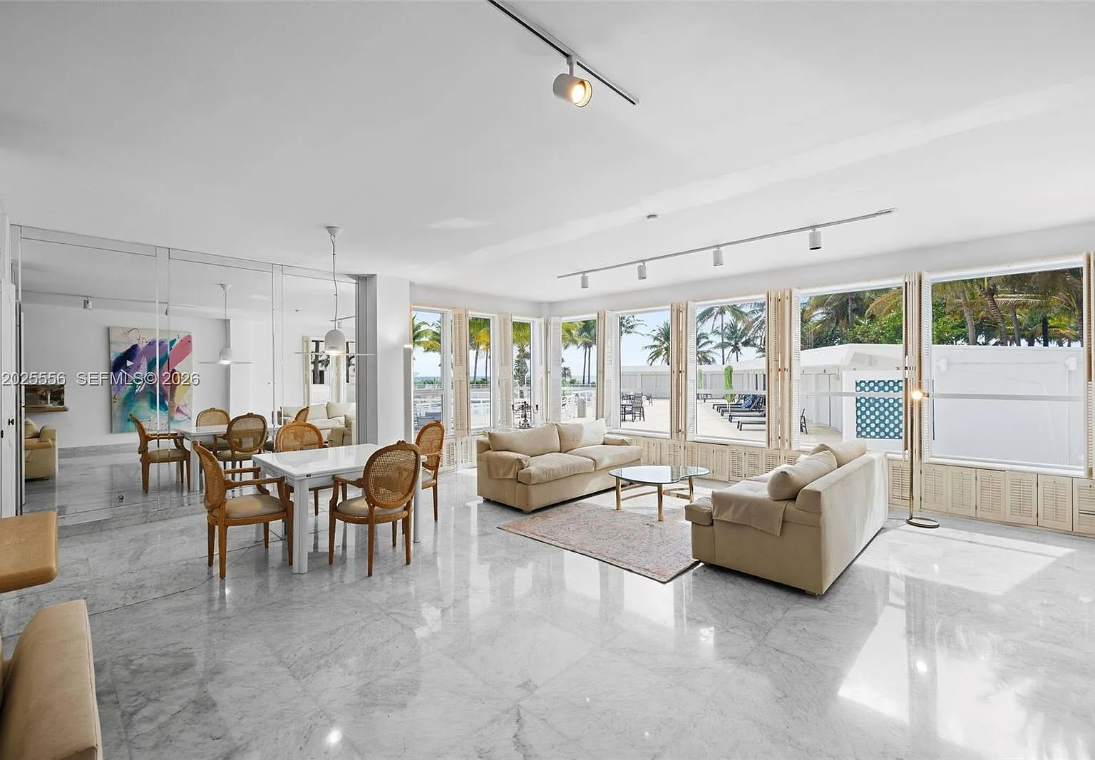 The Executive Condo — Photo 1